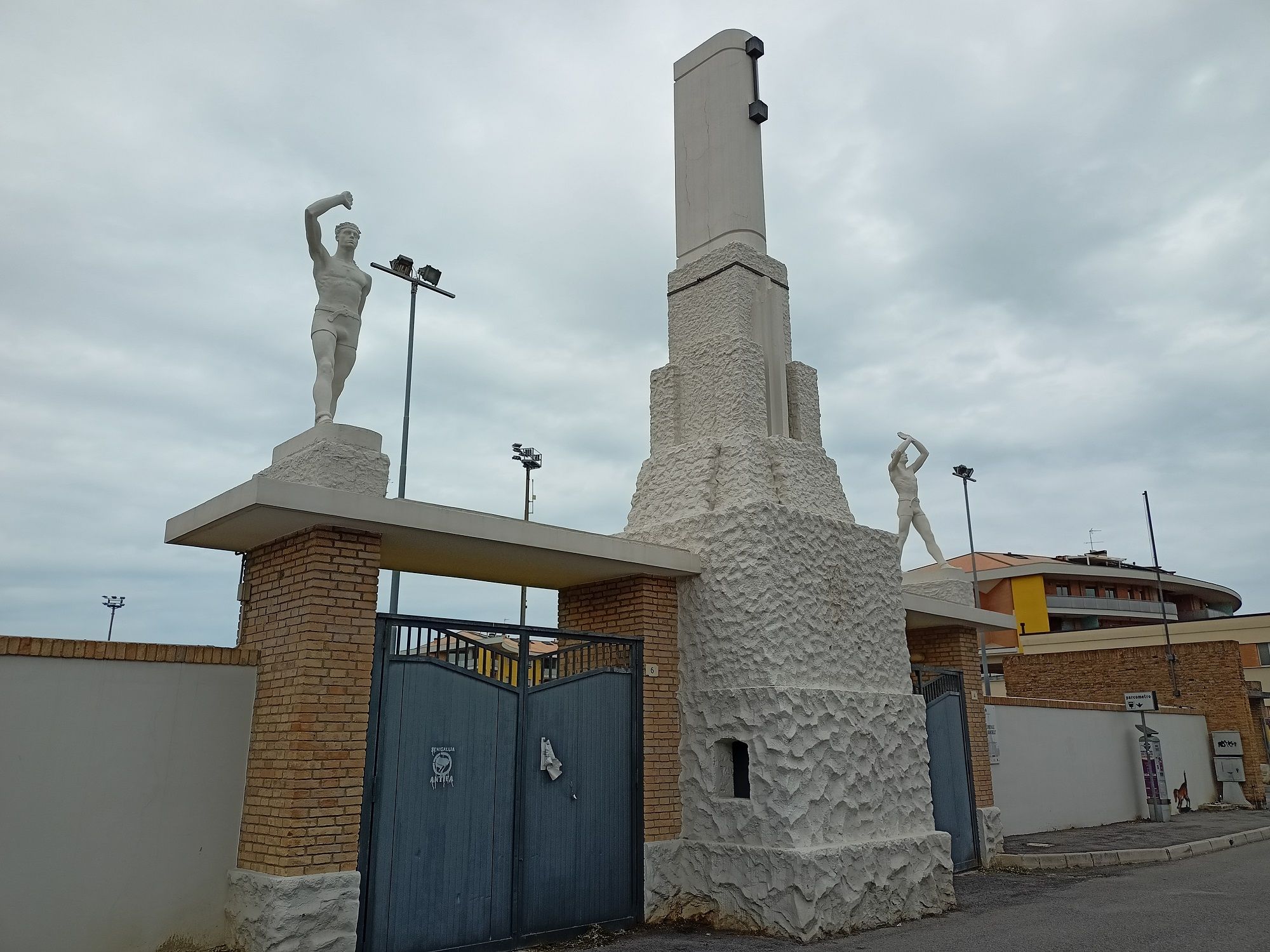 Lo storico portale di accesso allo stadio Bianchelli di Senigallia, con le statue del prof. Silvio Ceccarelli (1933)