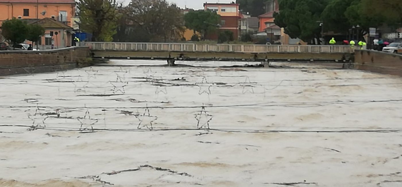 Il fiume Misa in fase di allarme a Senigallia