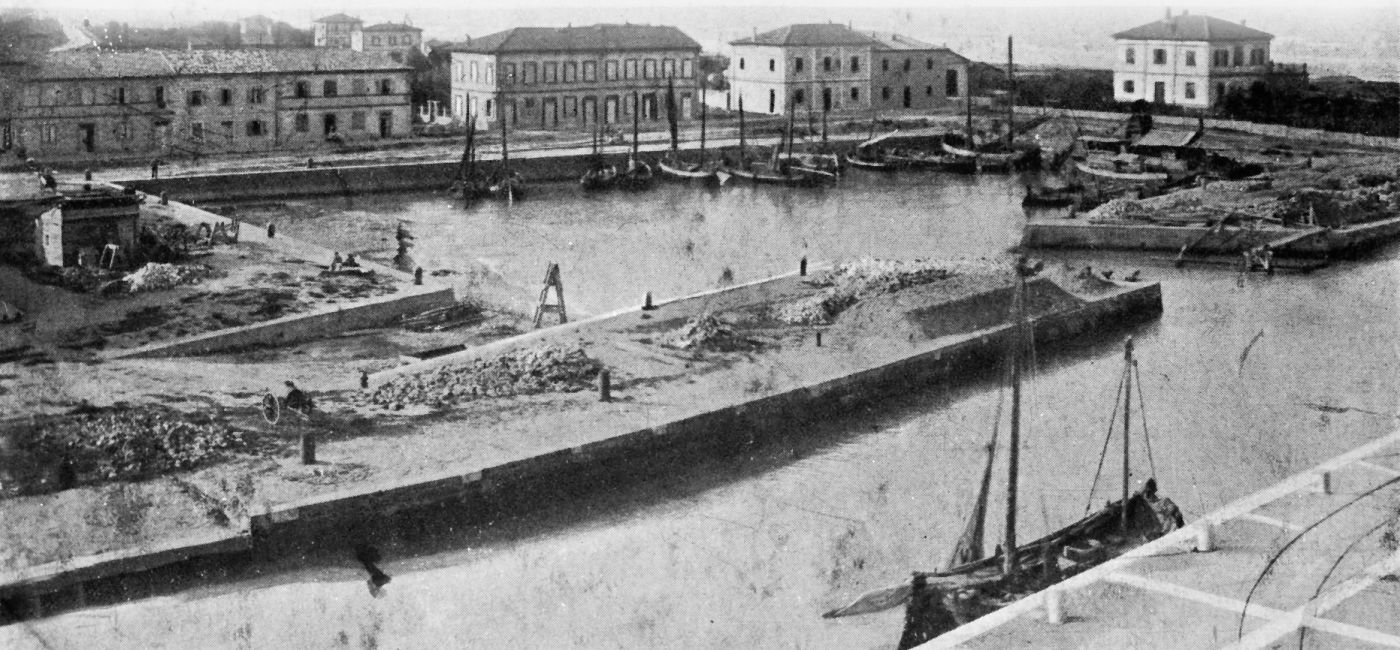 Veduta dell'antica darsena al porto di Senigallia agli inizi del '900