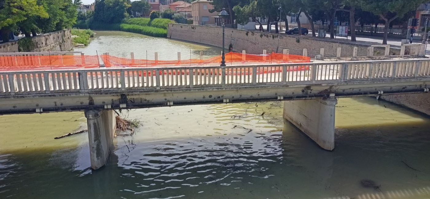 Ciò che resta di ponte Garibaldi a Senigallia dopo l'alluvione 2022