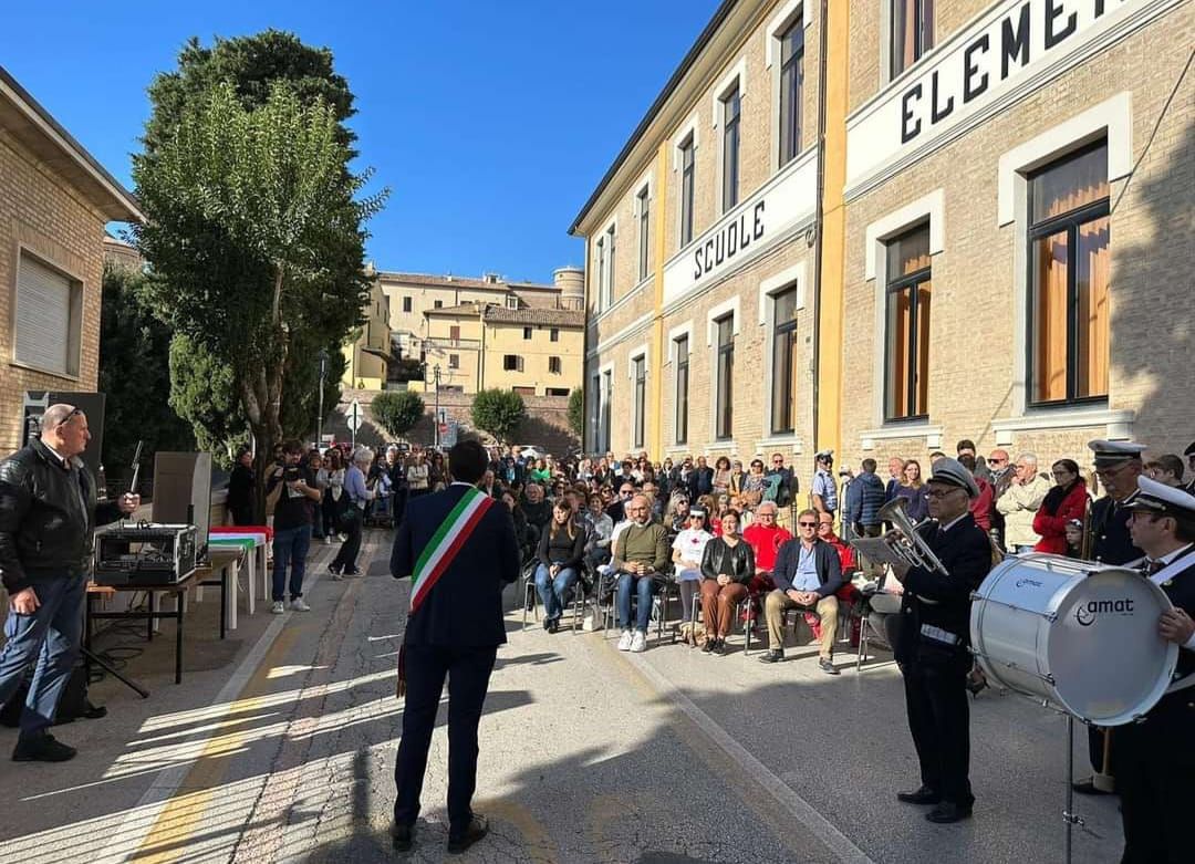 La cerimonia di intitolazione a don Aldemiro Giuliani del centro socio educativo per disabili "La Rosa Blu" di Mondolfo