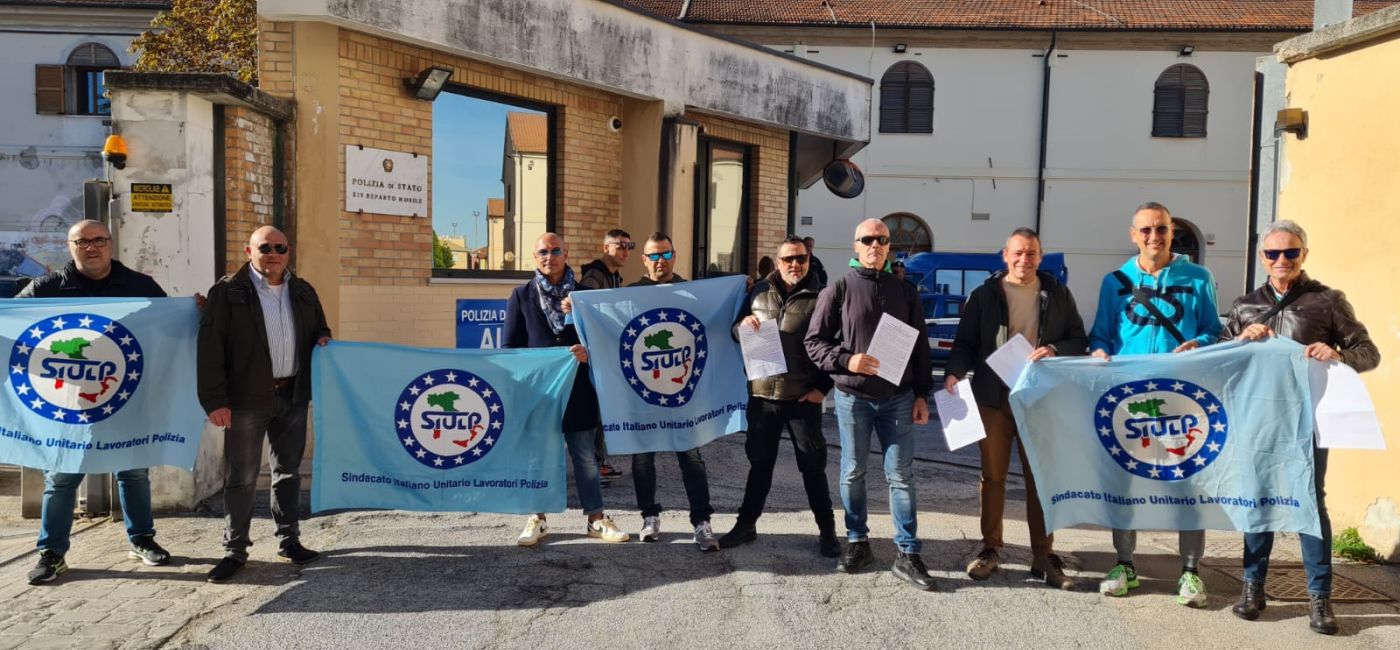 Manifestazione e volantinaggio del sindacato Siulp davanti l'ingresso del XIV Reparto mobile di Senigallia