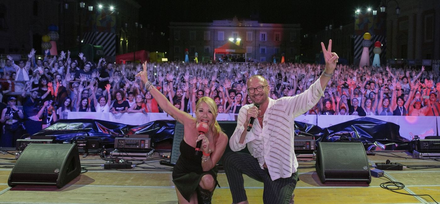 Anna Pettinelli e Biagio Antonacci davanti il pubblico a Senigallia dell'Rds Summer Festival