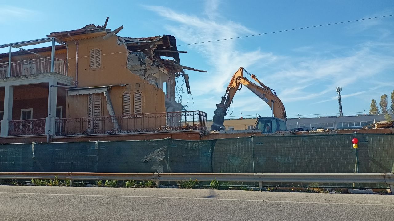 Prosegue la demolizione di villa Bonaparte Torlonia a Senigallia