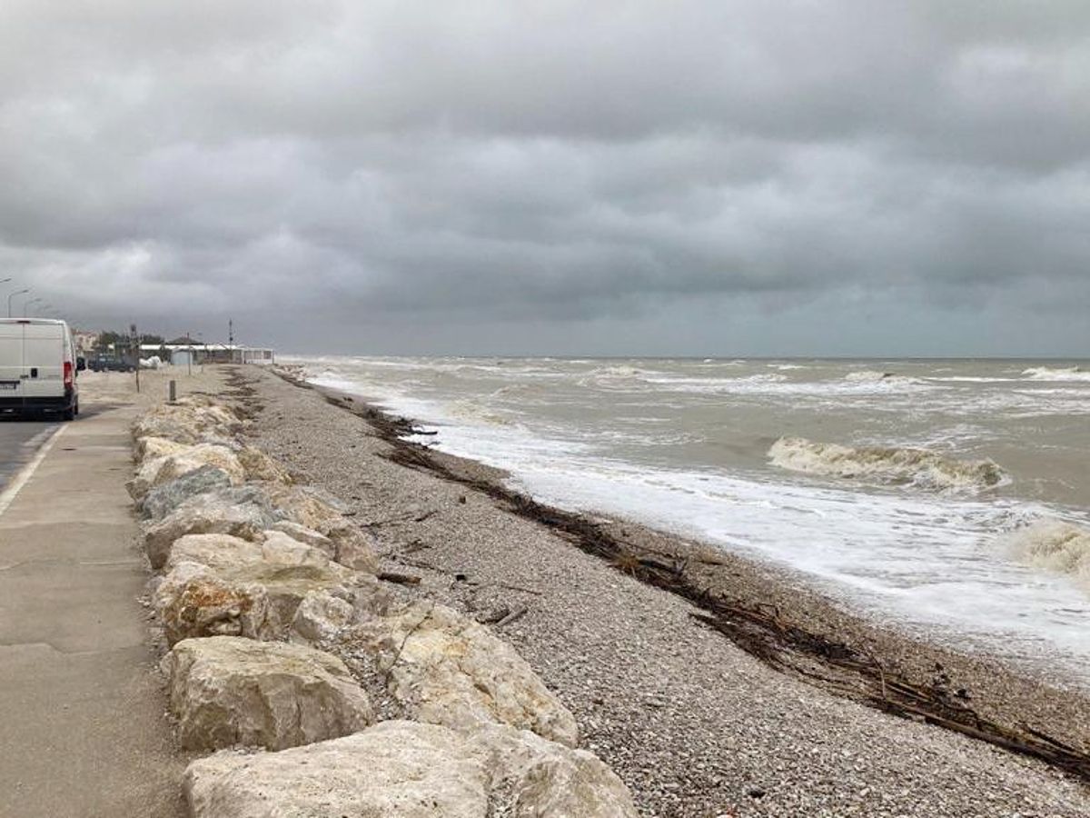 Nuovamente scomparsa la spiaggia a Marina di Montemarciano dopo le mareggiate del 16 maggio 2023: era stata appena risistemata