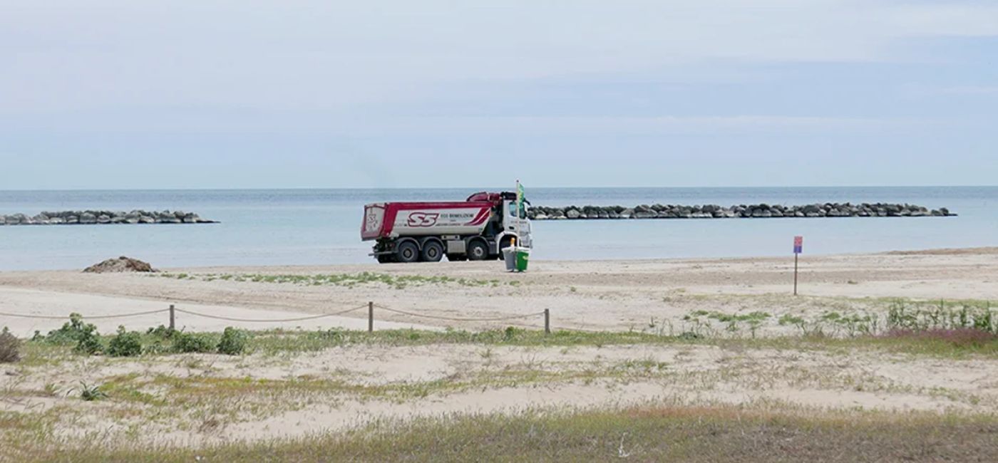 I lavori di pulizia della spiaggia e dell'arenile demaniale a Senigallia