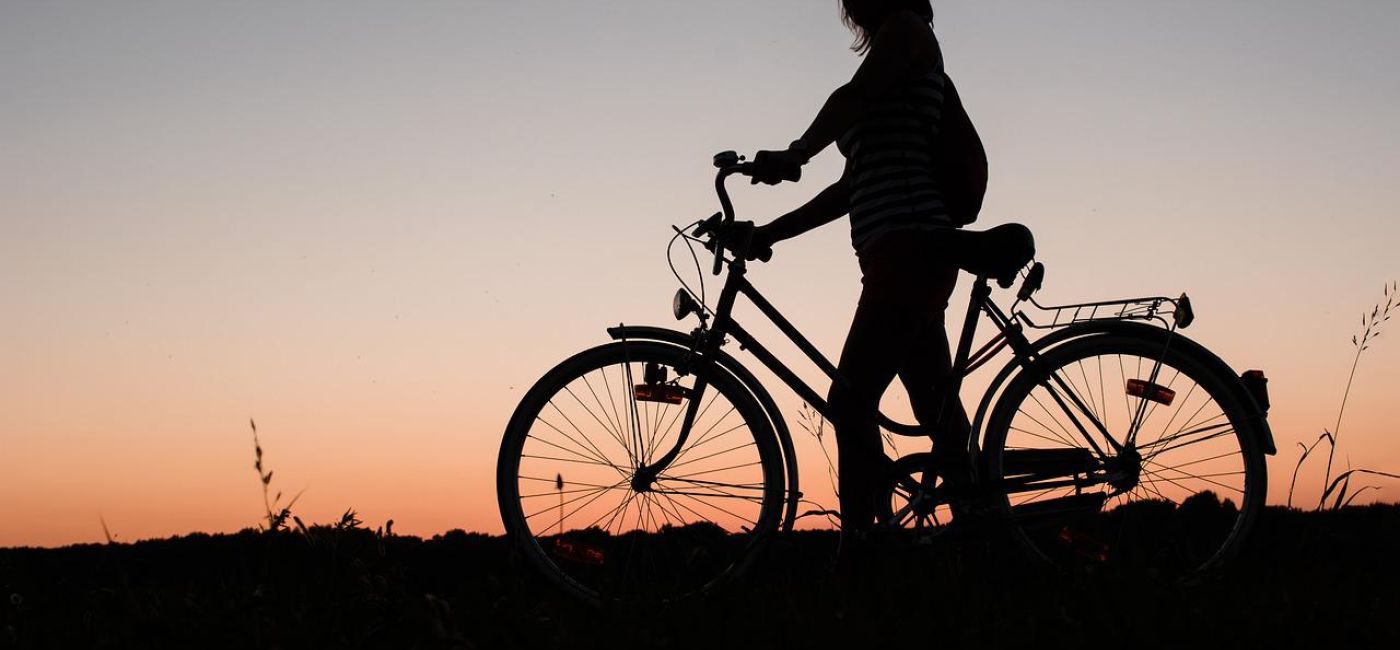 ragazza, bici, bicicletta, turismo slow, tramonto, libertà