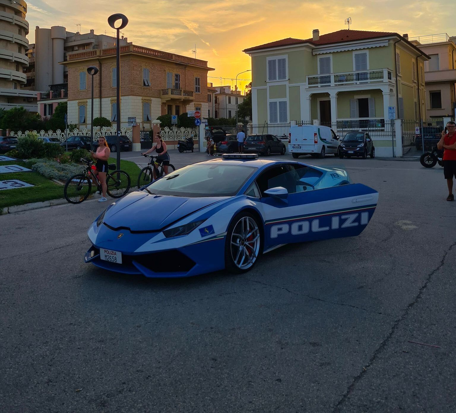 La Lamborghini della Polizia a Senigallia per una iniziativa rivolta alla popolazione