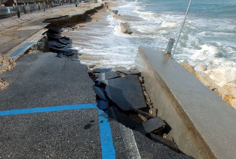 Cede il lungomare a Montemarciano per effetto dell'erosione costiera che da anni affligge il litorale nella zona di Marina