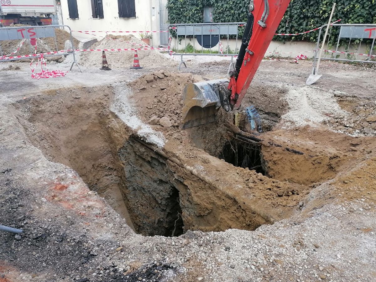 I lavori per il ripristino della viabilità sulla strada Cannella Roncitelli