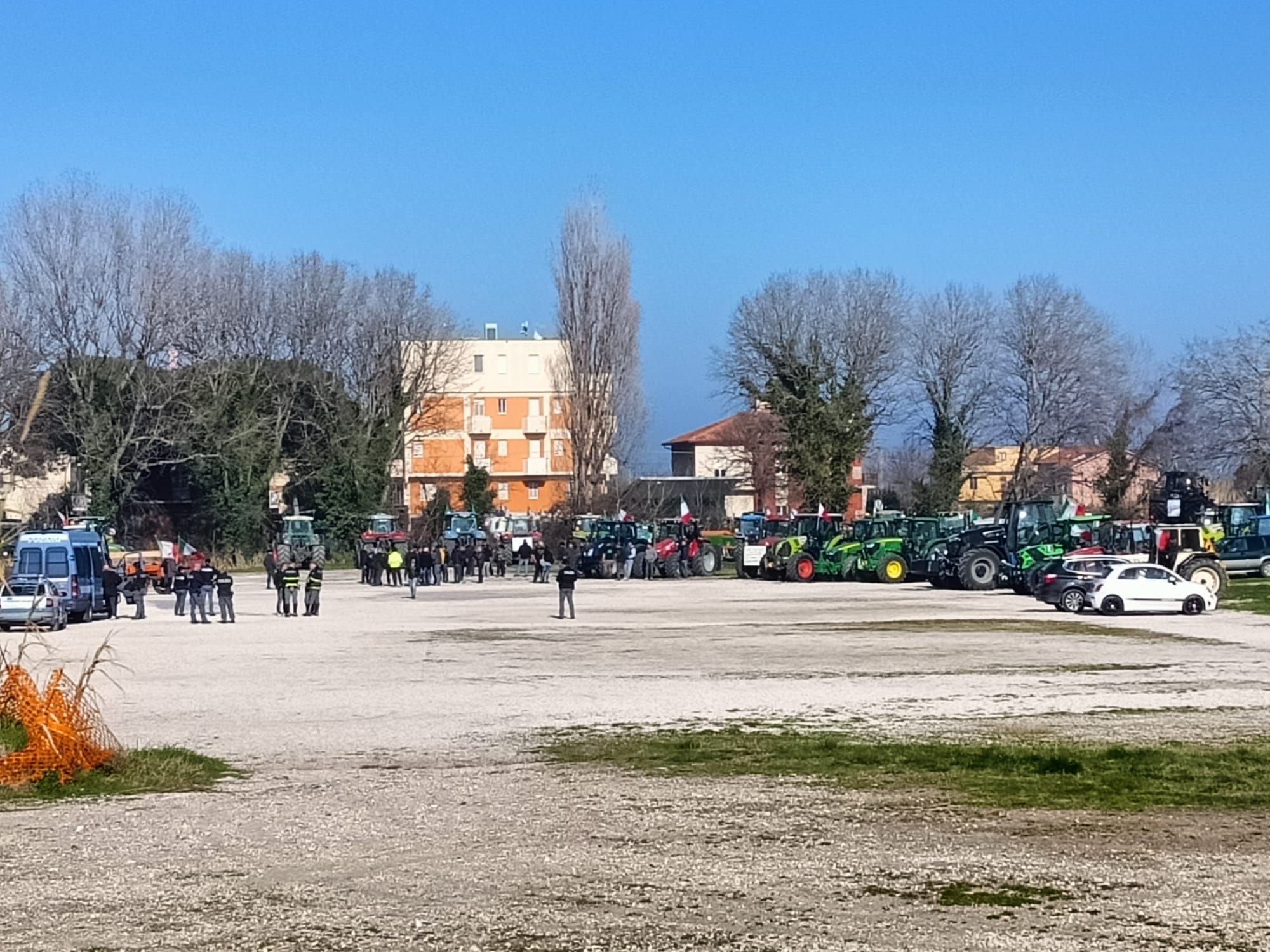 La manifestazione dei trattori arriva a Senigallia: gli agricoltori protestano soprattutto su concorrenza sleale e politiche europee