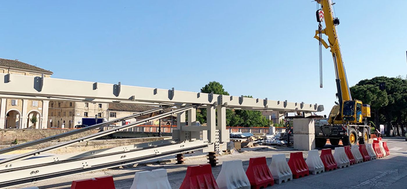 I lavori di posa della passerella ciclopedonale a fianco di ponte Garibaldi, nel centro storico di Senigallia