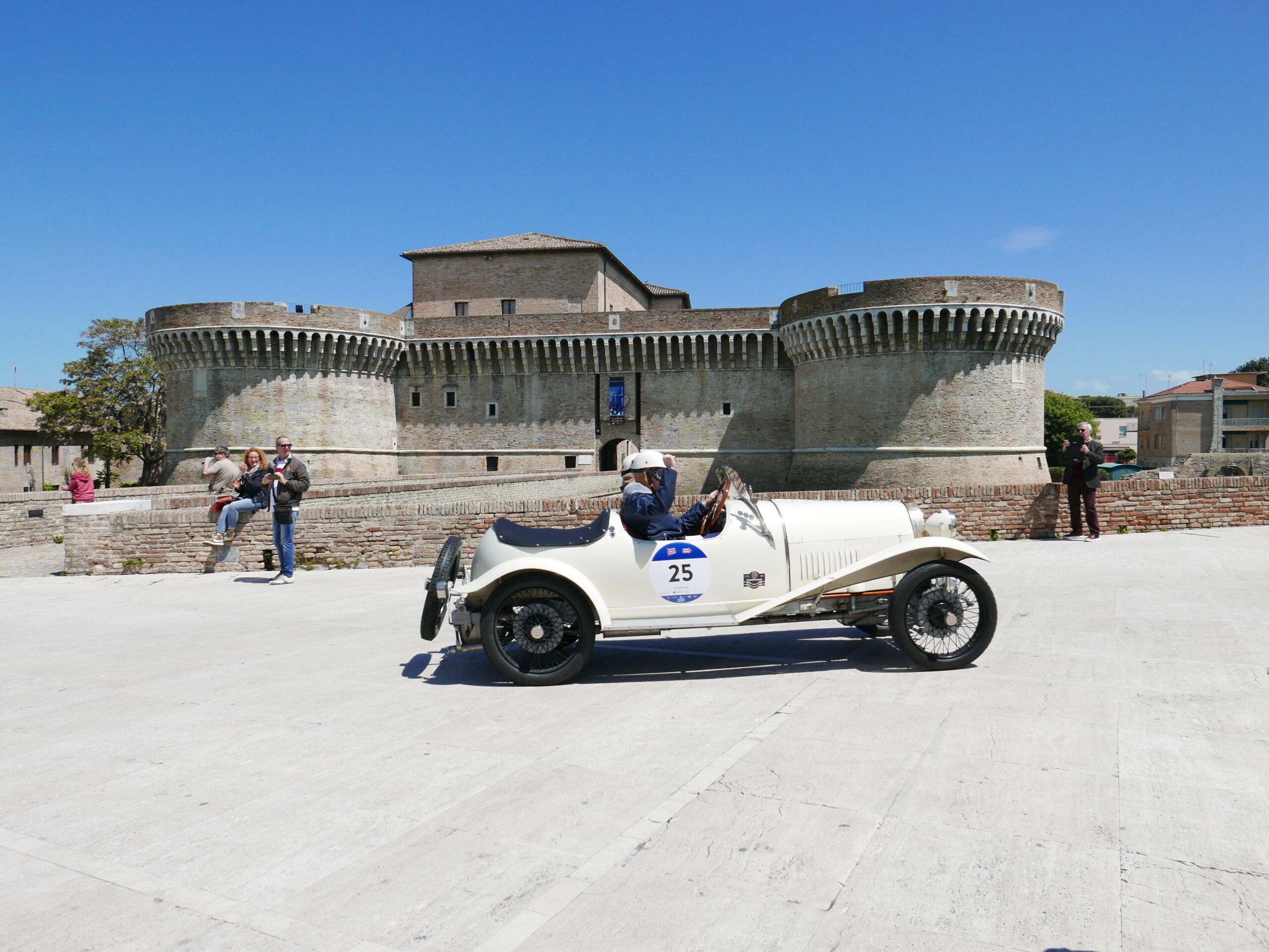 Il passaggio della Mille Miglia in centro storico a Senigallia, edizione 2019