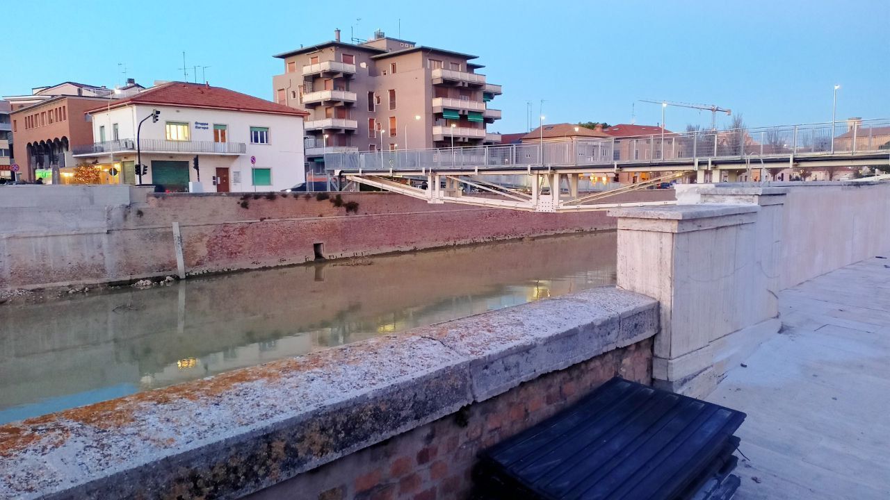 Senigallia, il vuoto lasciato dopo la demolizione di ponte Garibaldi. In secondo piano la provvisoria passerella ciclopedonale