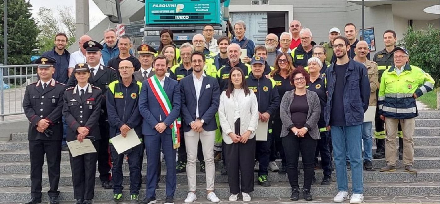 Cittadini, forze dell'ordine e volontari della Protezione civile premiati con attestati di rigraziamento, riconoscenza e benemerenza dalla Città di Trecastelli. Al centro il sindaco Marco Sebastianelli