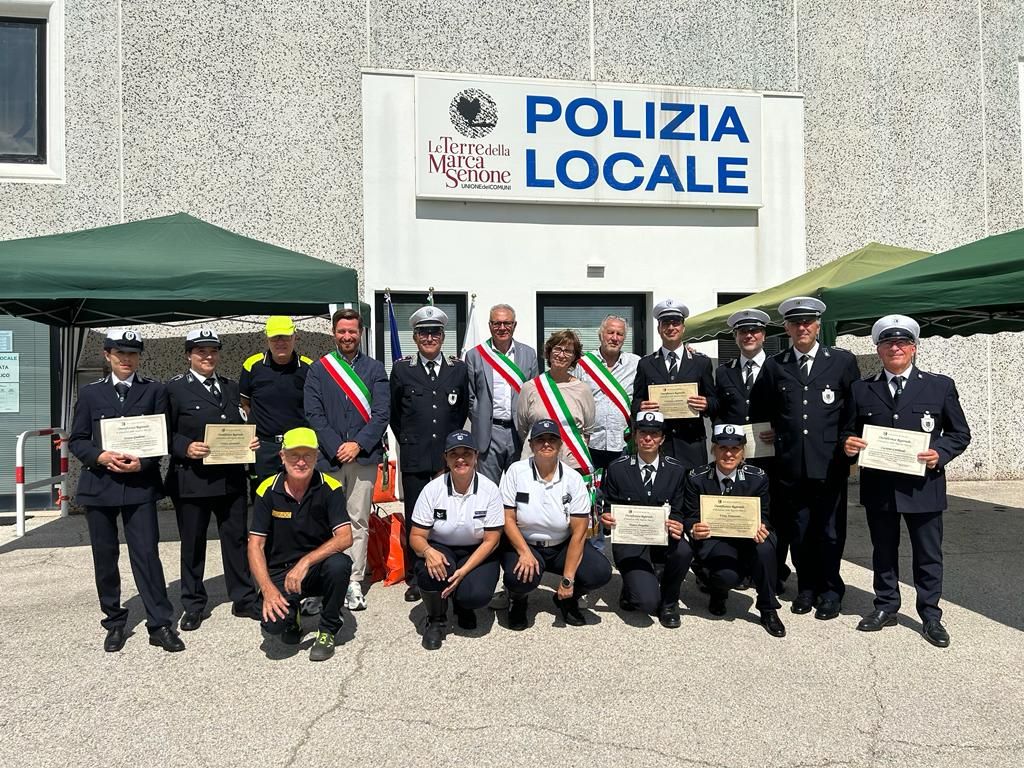 Consegnati gli attestati agli agenti della Polizia Locale dell'Unione dei Comuni "Le terre della marca senone" per l'impegno durante covid e alluvione 2022