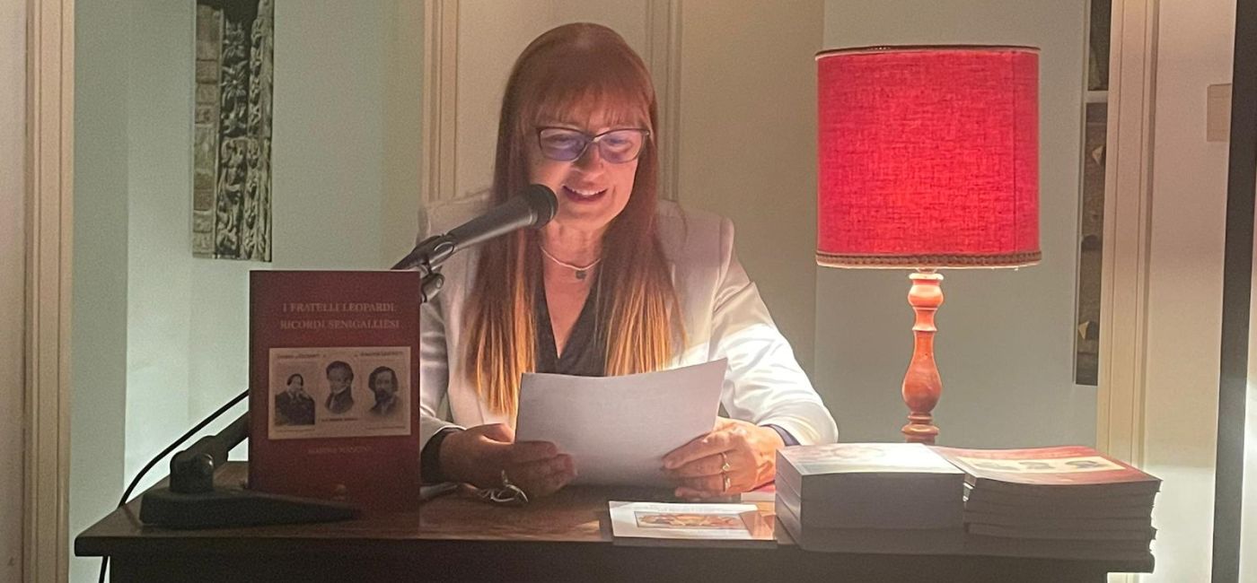 Marina Mancini durante una presentazione del libro "I fratelli Leopardi: ricordi senigalliesi" (Metauro edizioni, 2024)