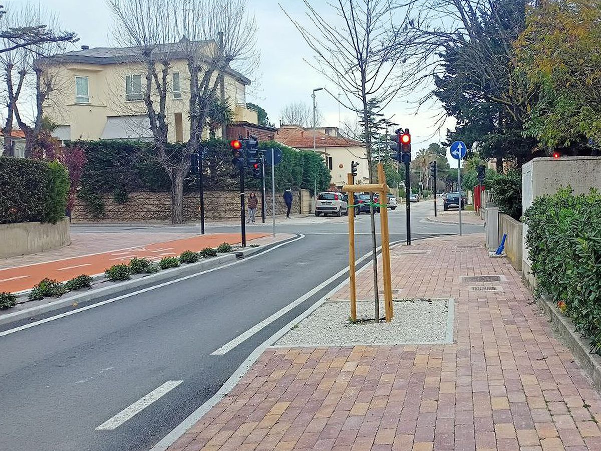 Senigallia, viale Anita Garibaldi all'incrocio con via Mercantini