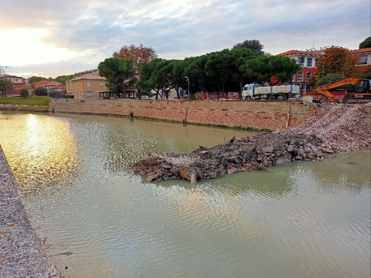 Demolito ponte Garibaldi a Senigallia, simbolo dell'alluvione 2022