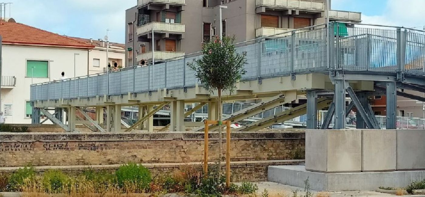 Primi accessi non autorizzati sulla passerella ciclopedonale a Senigallia