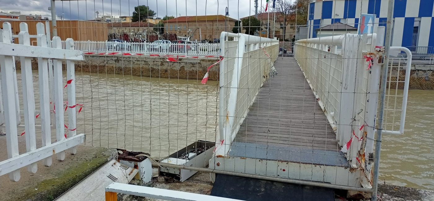 La passerella sul fiume Misa, zona portuale di Senigallia, danneggiata dall'alluvione del 15 settembre 2022