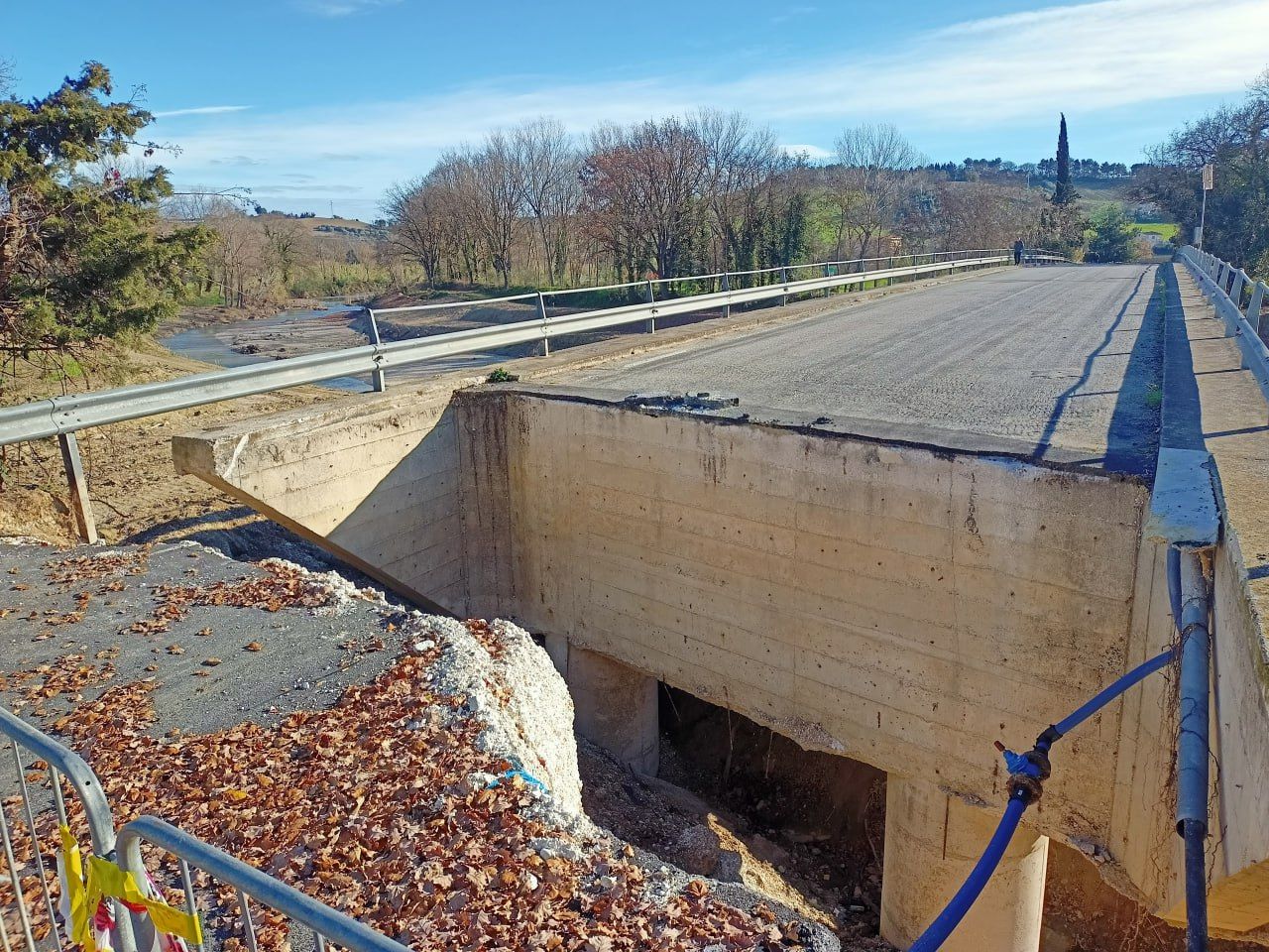 Chiuso perché inagibile dopo l'alluvione del 15 settembre 2022 il ponte tra Vallone e Cannella a Senigallia