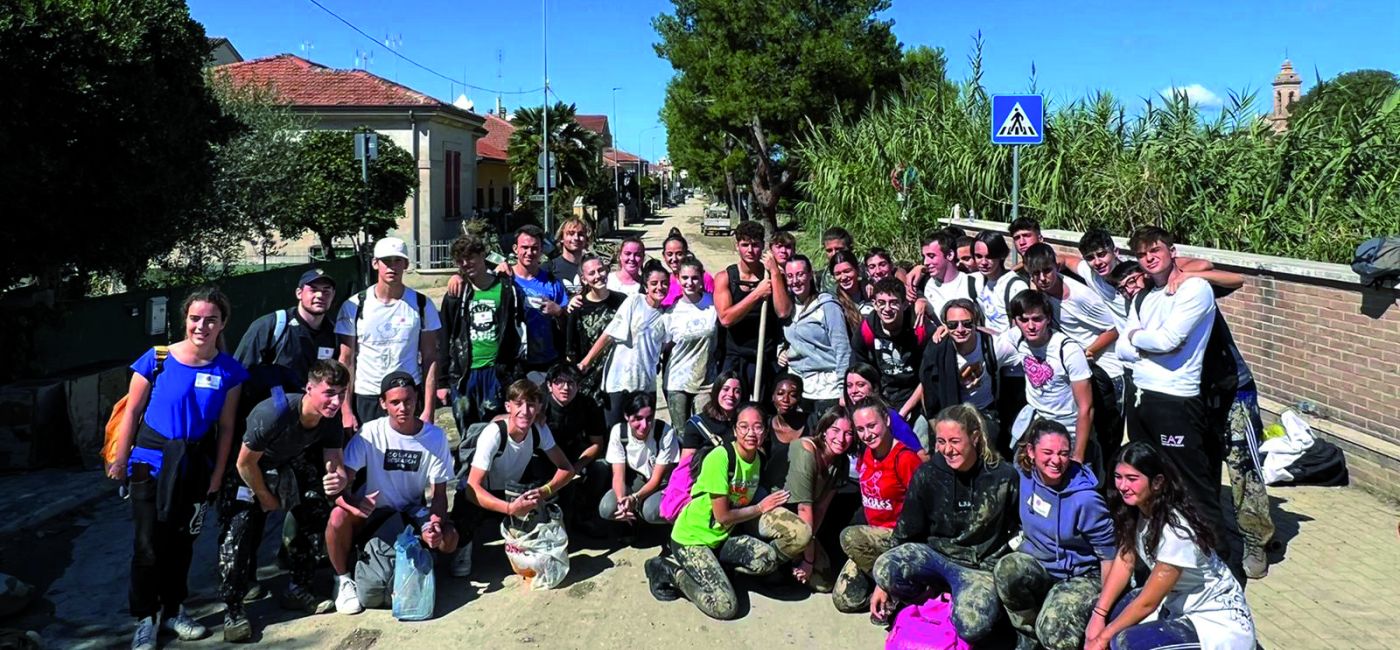 Volontari a Senigallia post alluvione: un gruppo davanti lo stradone Misa, una delle zone più colpite