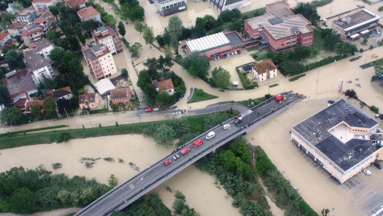 L'alluvione del 3 maggio 2014 a Senigallia: la visuale dall'alto della zona di ponte Zavatti, via Giordano Bruno e del campus scolastico. Fonte: Vigili del fuoco