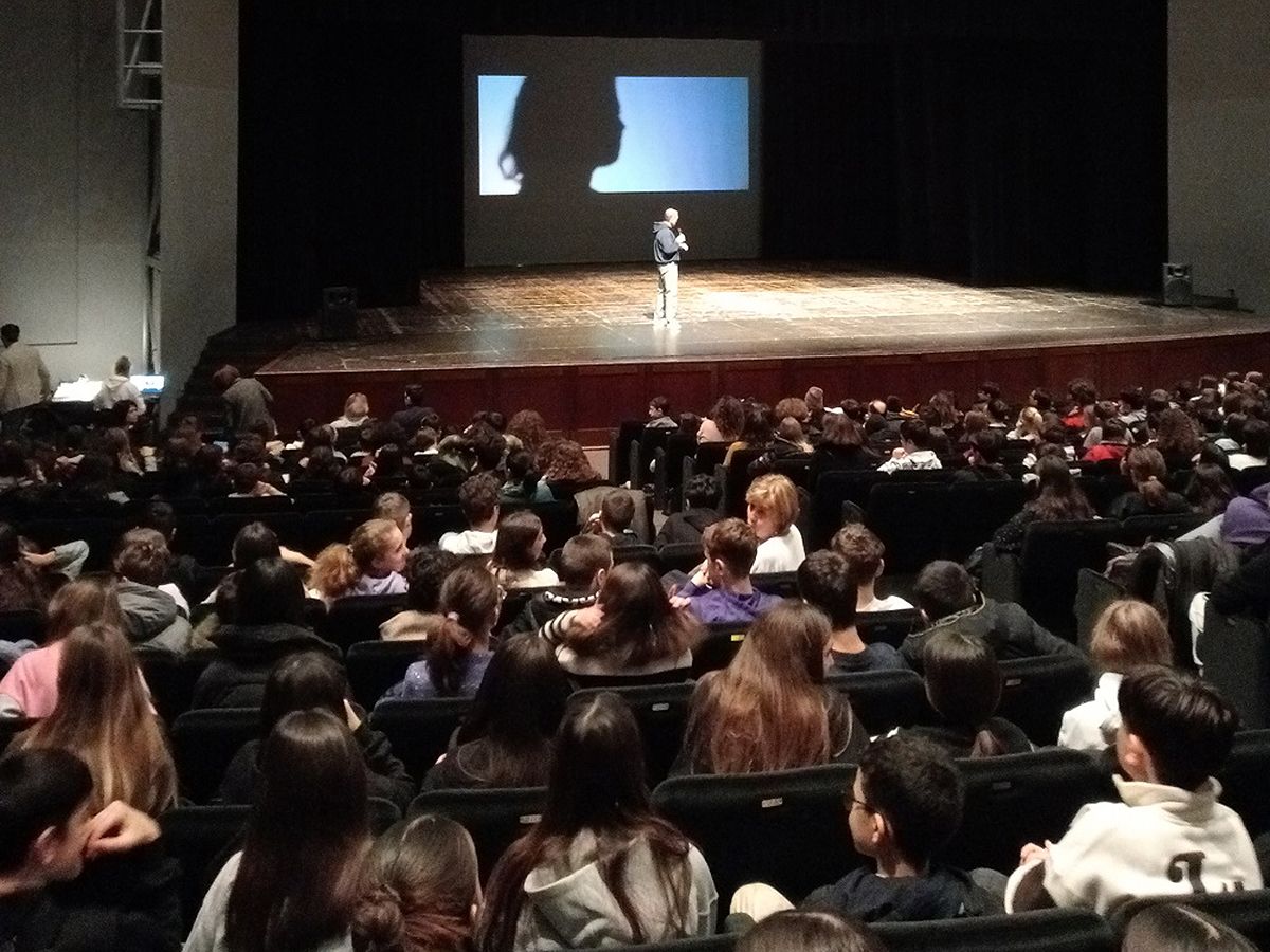 Al teatro La Fenice di Senigallia un incontro con gli studenti delle scuole cittadine sul tema del bullismo