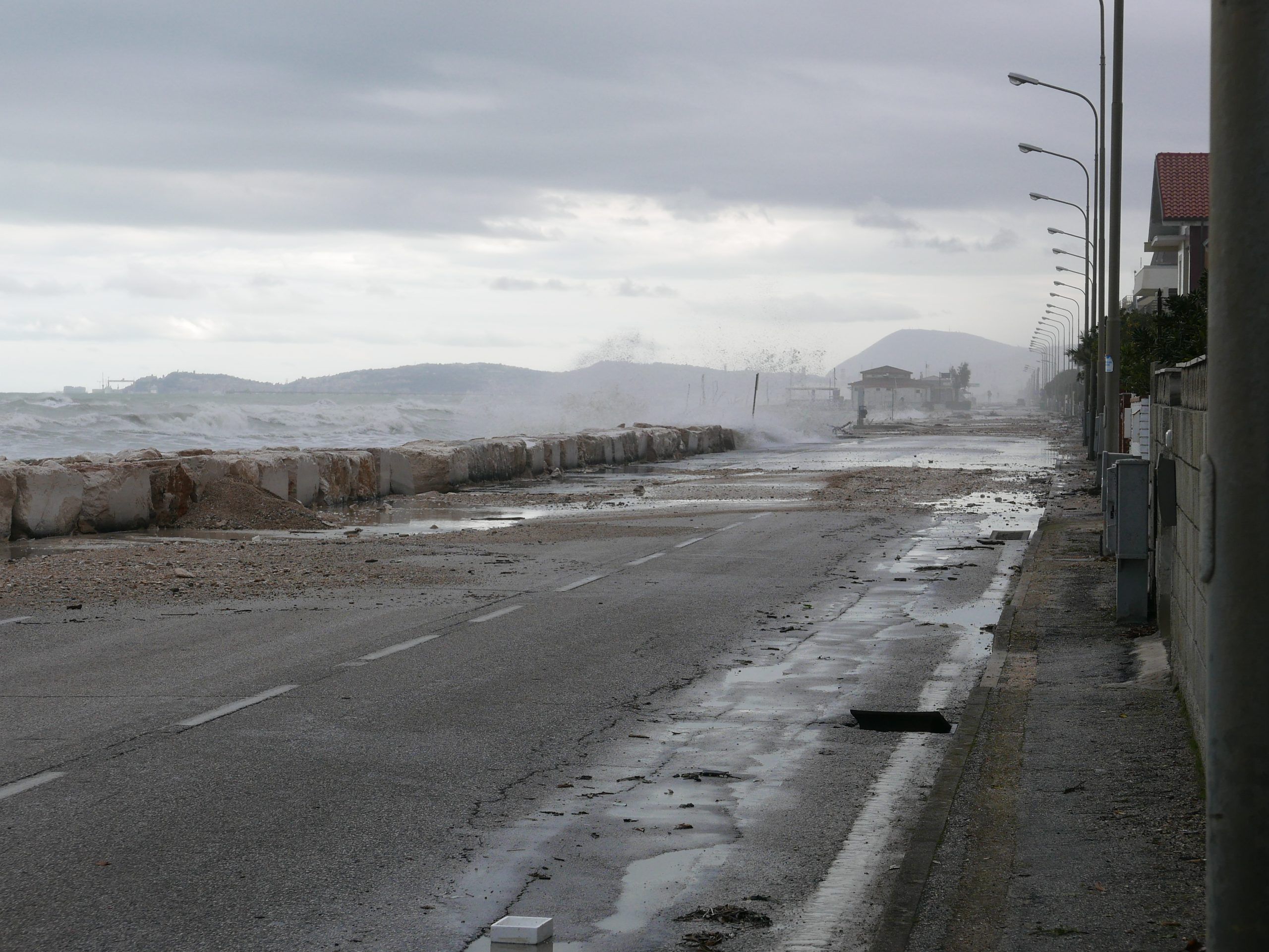 Erosione costiera: una delle tante mareggiate che raggiungono il lungomare a Marina di Montemarciano