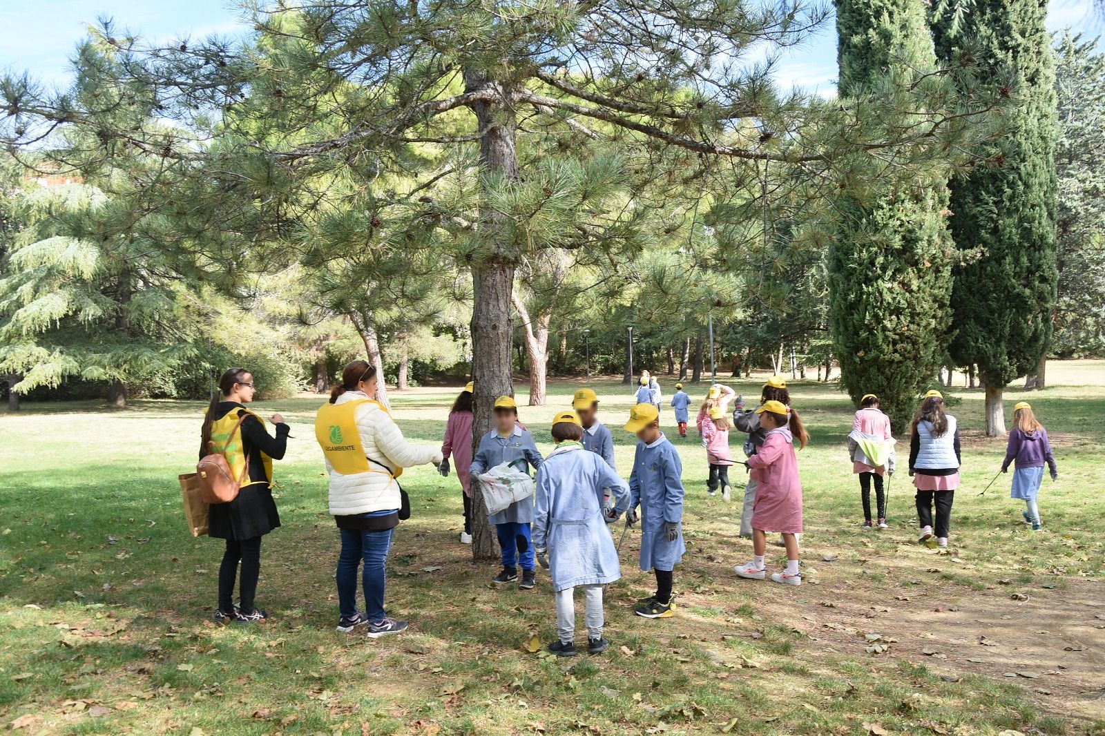 Volontariato civico: i bambini delle primarie ripuliscono il parco Allende a Chiaravalle aderendo alla campagna "Puliamo il mondo" di Legambiente