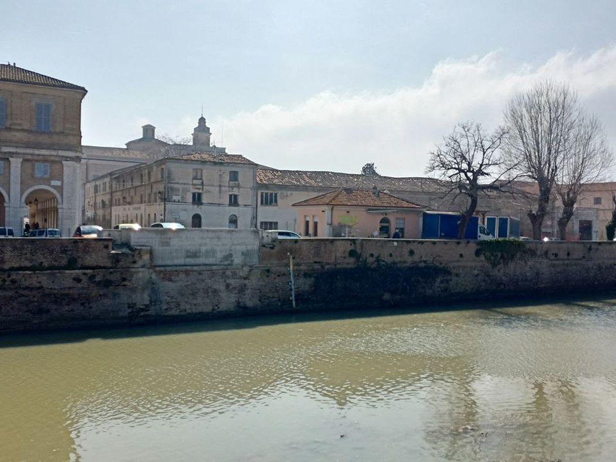 L'ex bocciodromo e i locali sopra cui dovrebbe sorgere il nuovo ponte Garibaldi