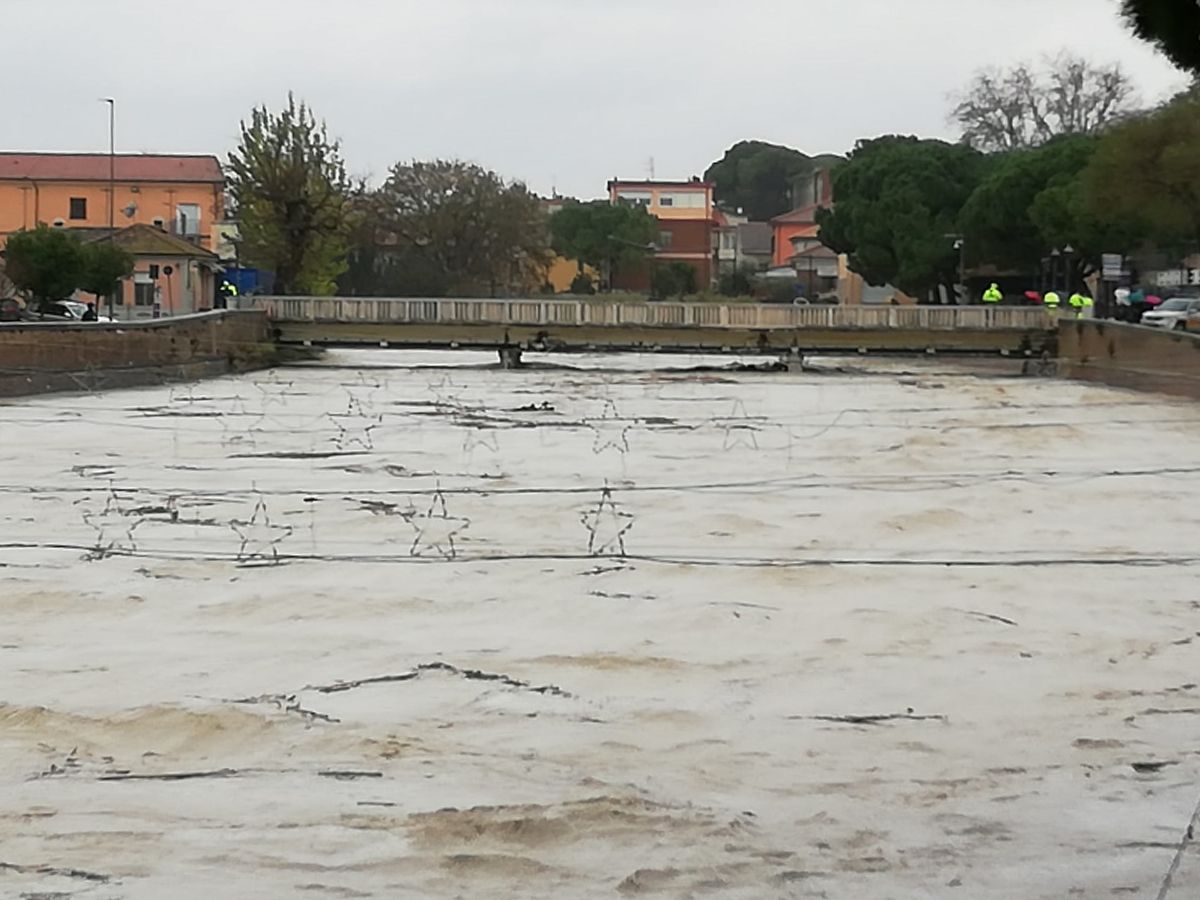 Il fiume Misa in fase di allarme a Senigallia