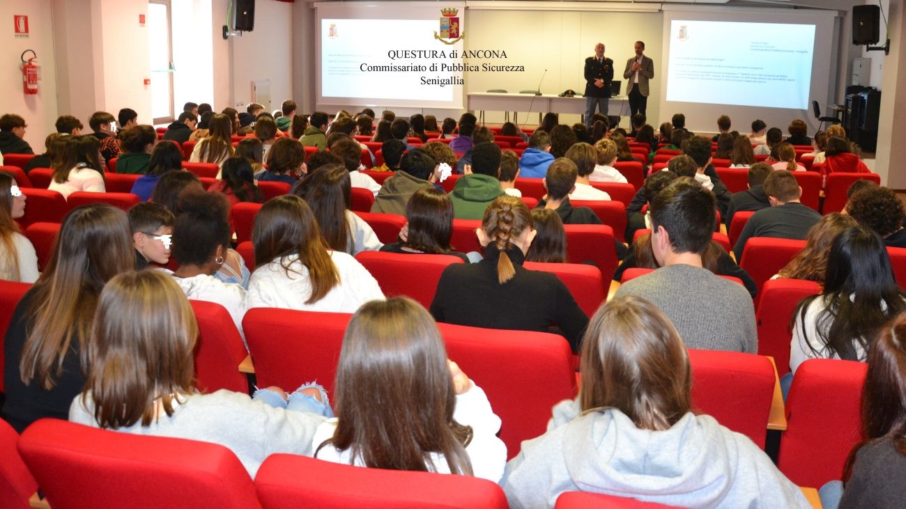 La polizia a scuola per parlare di legalità a studenti e studentesse del liceo Medi di Senigallia