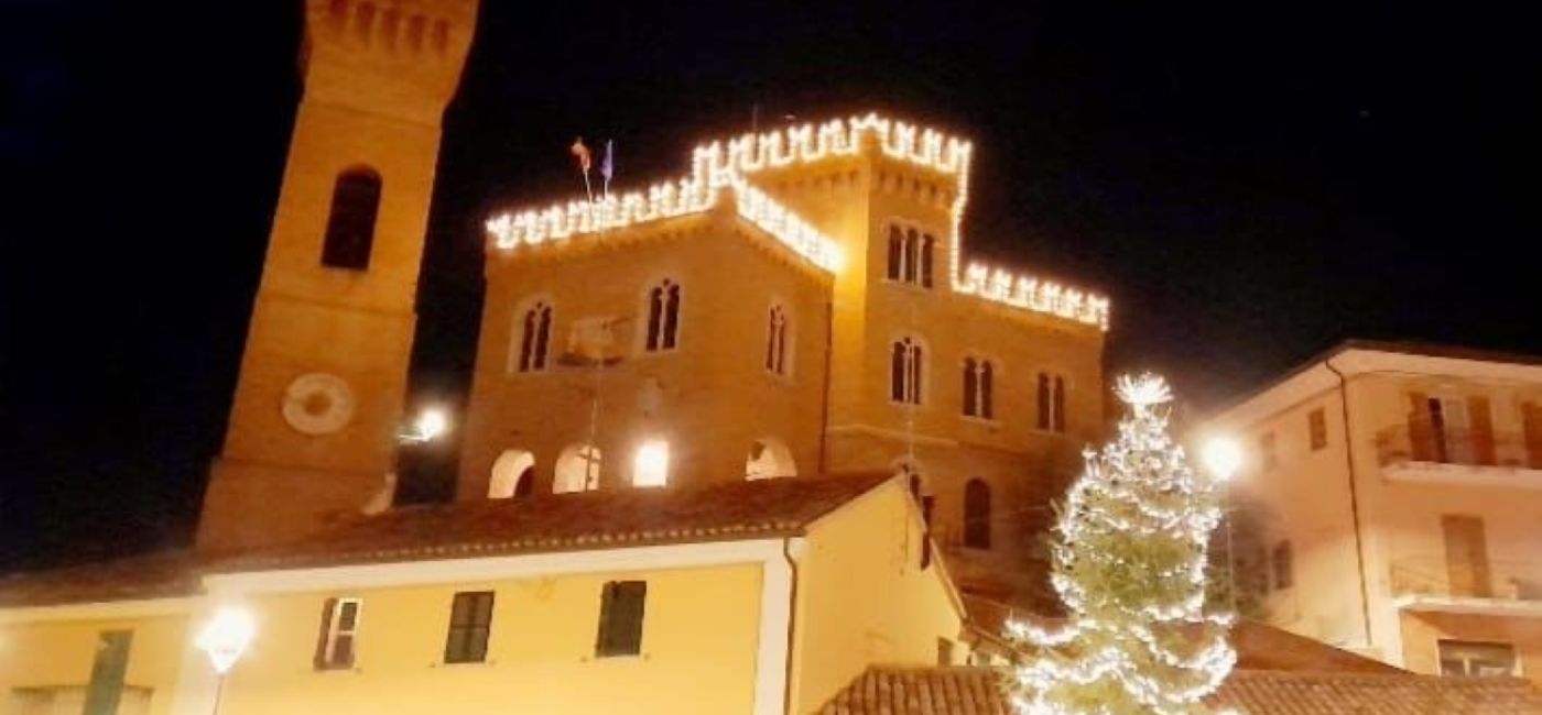 Accese le luminarie di natale a decorare il castello di Ripe nel comune di Trecastelli (1° dicembre 2022)