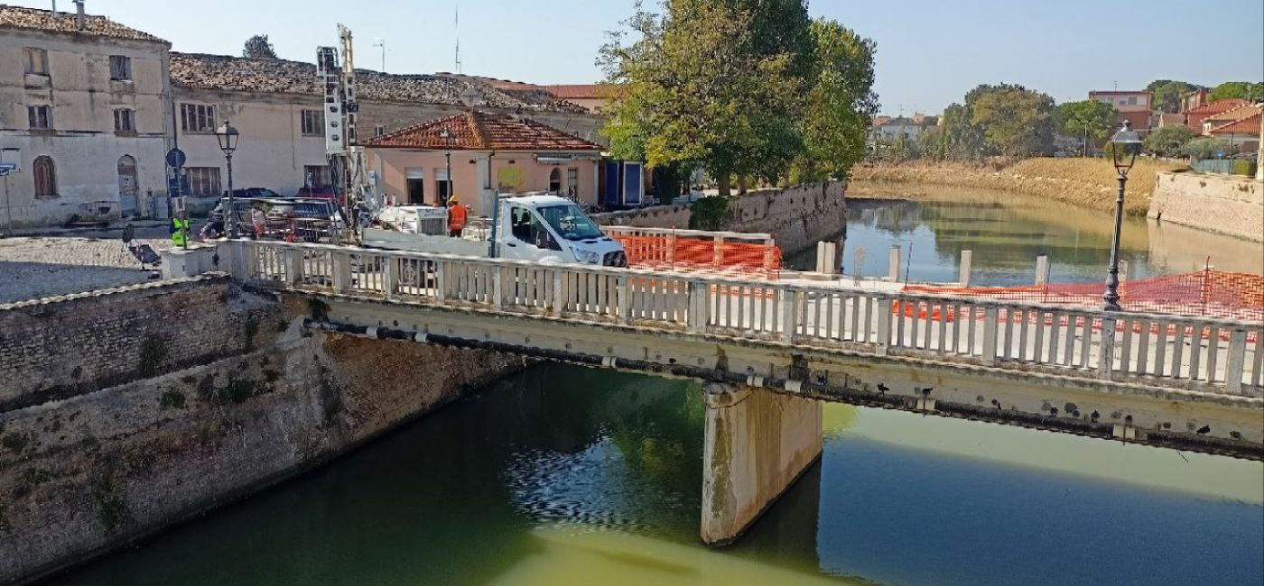 Lavori vicino ponte Garibaldi per spostare alcuni cavi e procedere alla sua demolizione