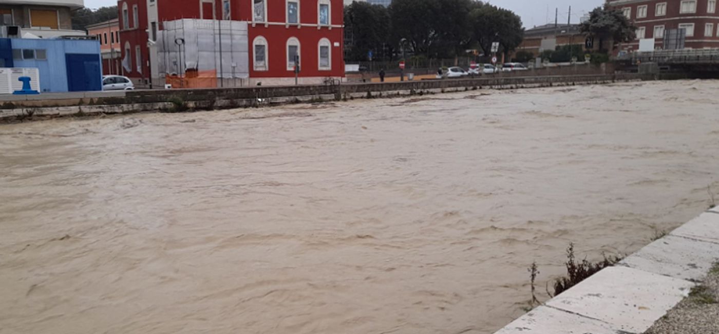 Il fiume Misa a Senigallia, alto per le piogge e il maltempo