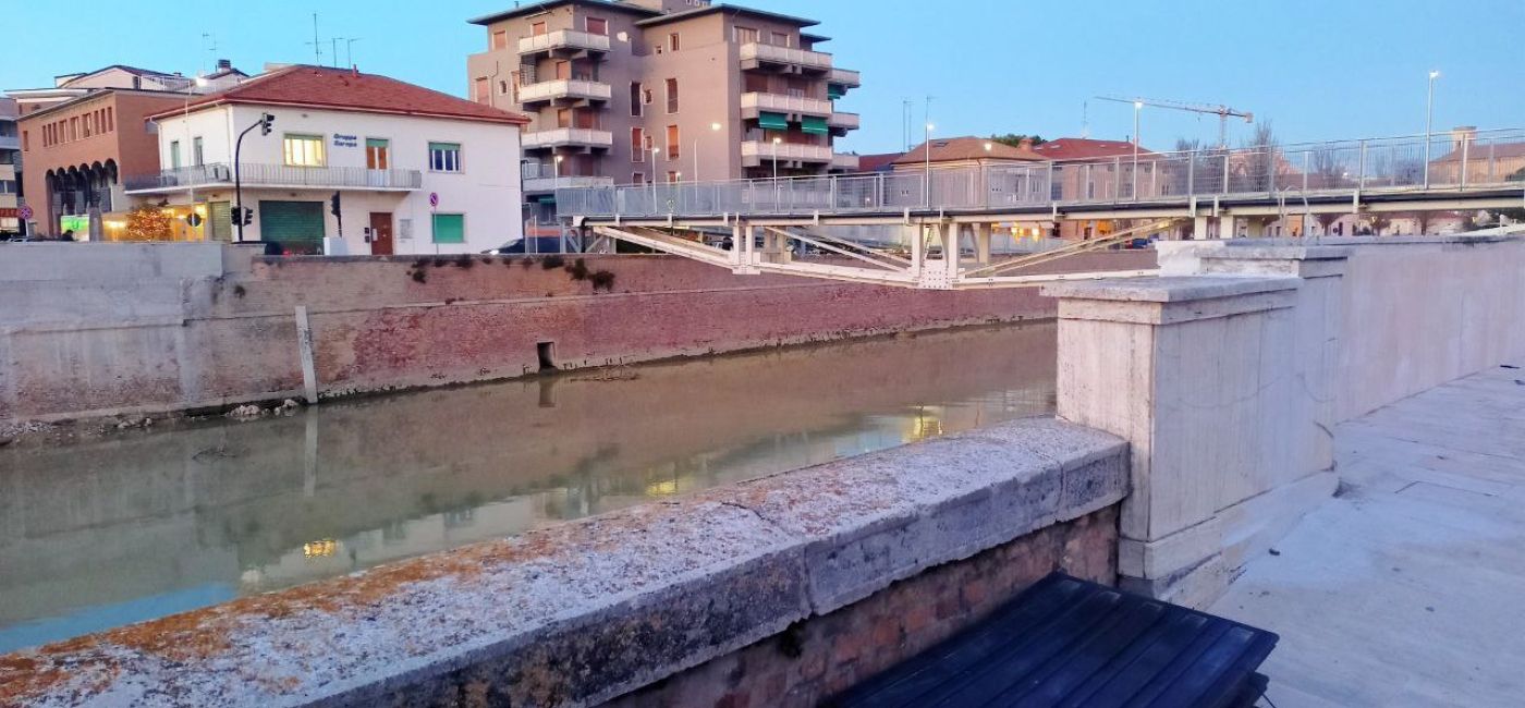 Senigallia, il vuoto lasciato dopo la demolizione di ponte Garibaldi. In secondo piano la provvisoria passerella ciclopedonale