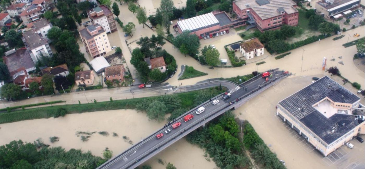 L'alluvione del 3 maggio 2014 a Senigallia: la visuale dall'alto della zona di ponte Zavatti, via Giordano Bruno e del campus scolastico. Fonte: Vigili del fuoco