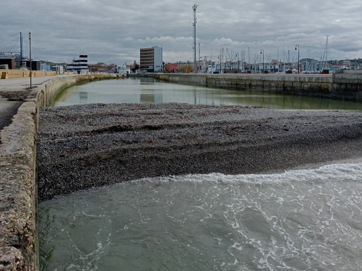 L'isolotto di ghiaia e detriti alla foce del fiume Misa a Senigallia