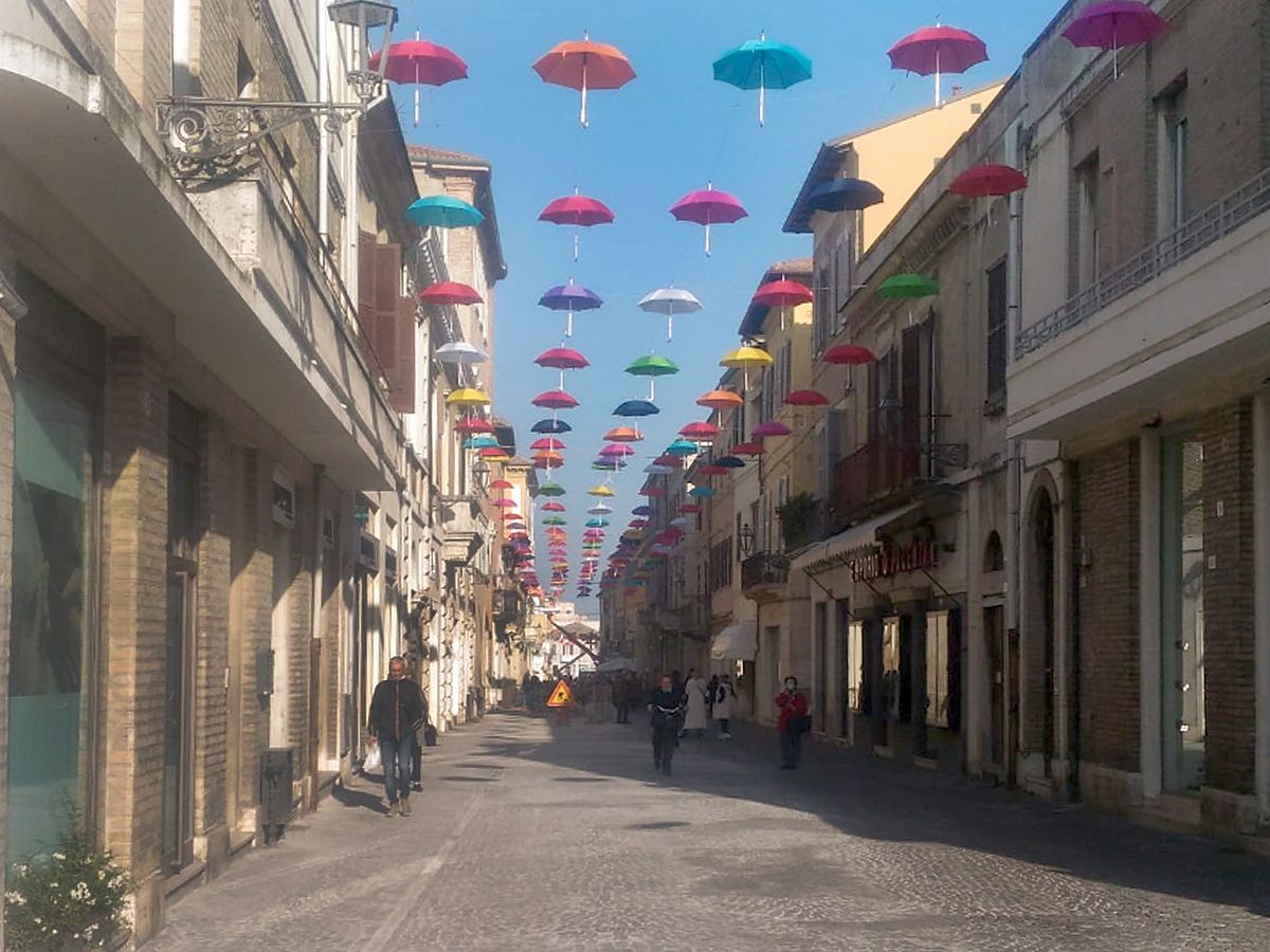 Gli ombrelli colorati "sospesi" lungo corso II Giugno a Senigallia contro la violenza sulle donne