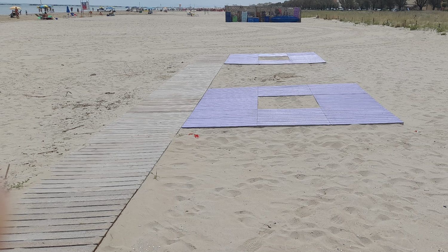 Verniciate di lilla le pedane per le persone con disabilità sulla spiaggia di Senigallia