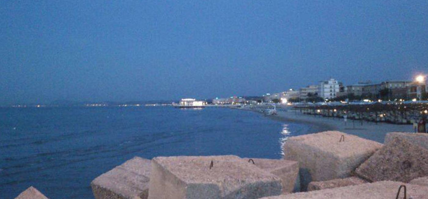 Il lungomare, la spiaggia e la rotonda di Senigallia