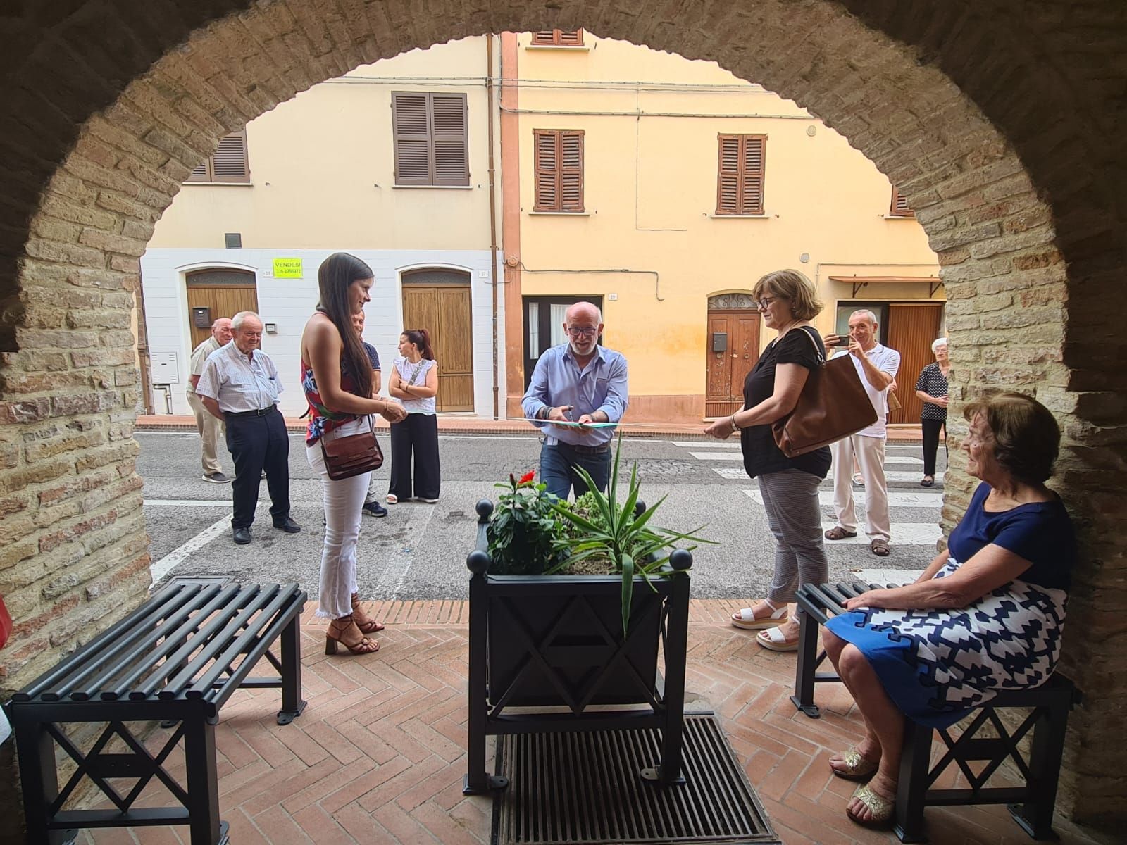 L'inaugurazione a Castelleone di Suasa dei nuovi elementi di arredo urbano