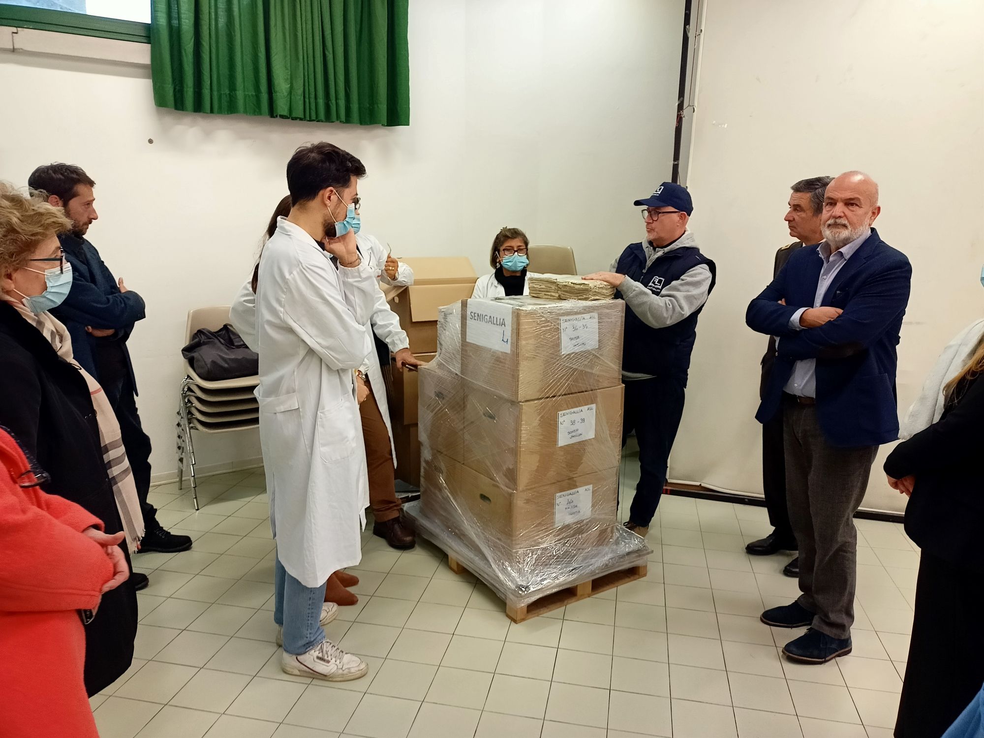 La riconsegna dell'archivio sanitario e vaccinale all'Asur di Senigallia dopo la pulizia post alluvione