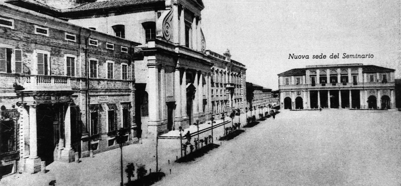 Il duomo e piazza Garibaldi, a Senigallia, in una cartolina di inizio '900. Gentile concessione di Virginio Villani