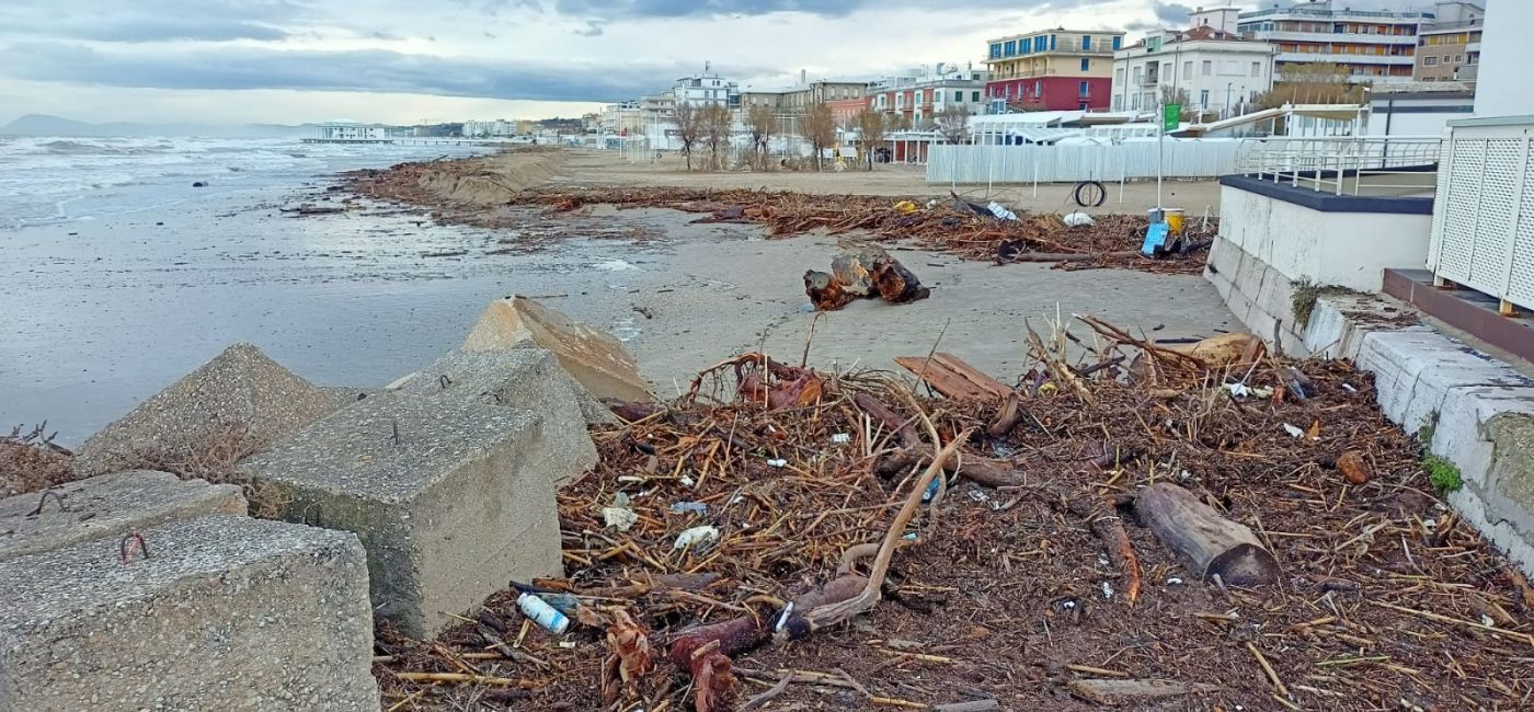 I detriti portati dalla mareggiata sul lungomare di levante di Senigallia