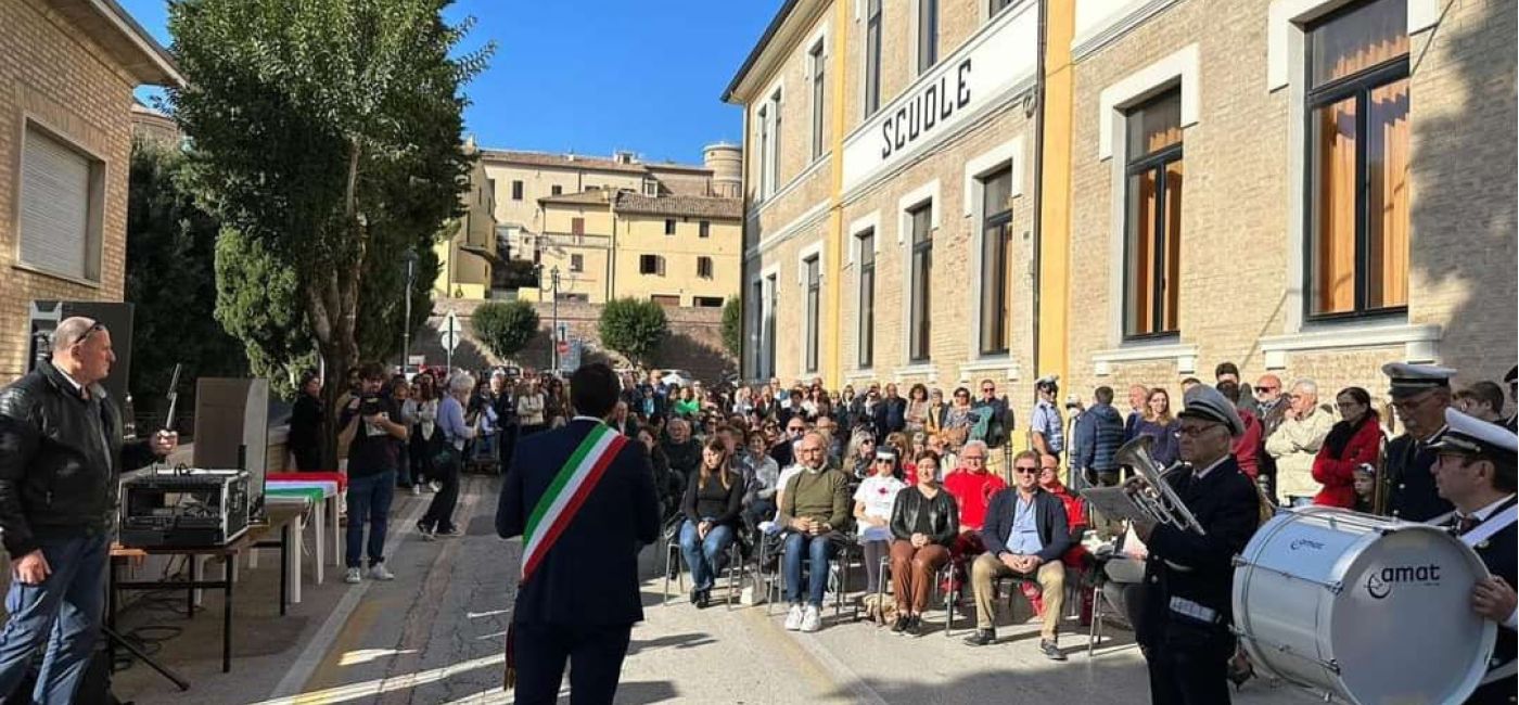 La cerimonia di intitolazione a don Aldemiro Giuliani del centro socio educativo per disabili "La Rosa Blu" di Mondolfo