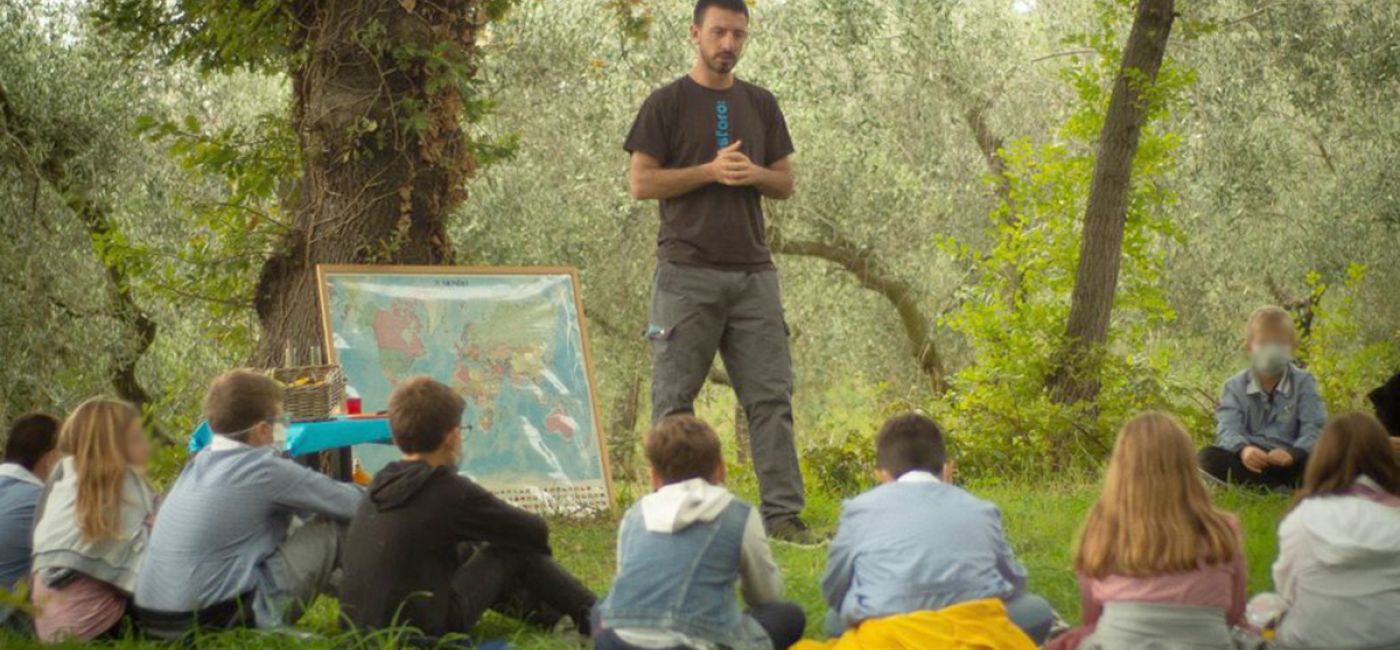 Giovani studenti alle prese con le lezioni di scienza nell'area verde Boscomio di Senigallia