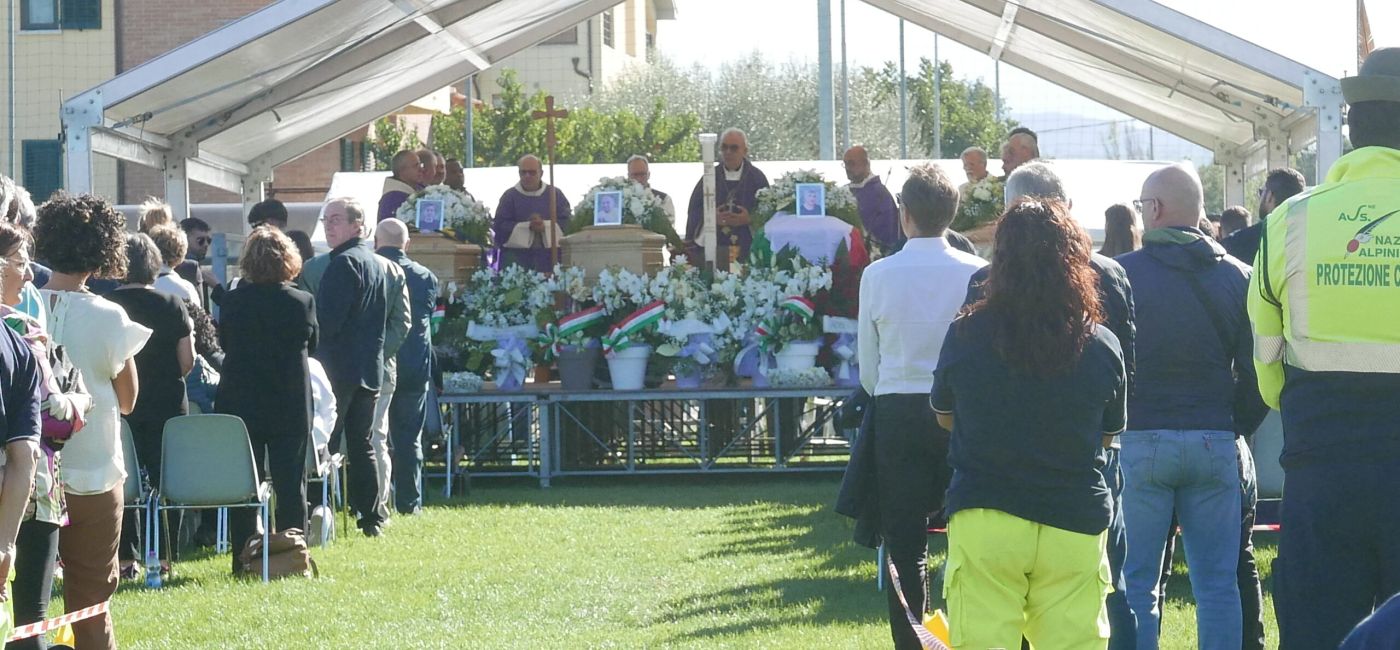 La messa celebrata dal vescovo Franco Manenti per i funerali delle vittime dell'alluvione a Pianello di Ostra